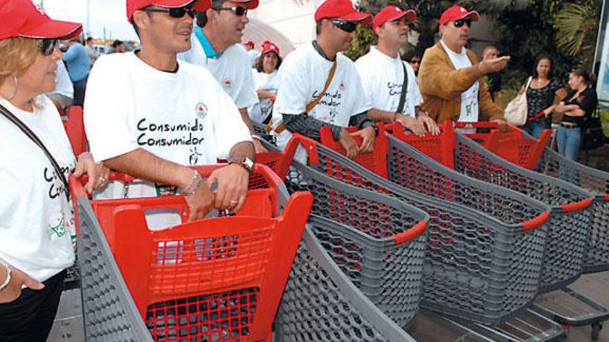 Caravana de alimentos de vecinos de Lanzarote en Gran Canaria.