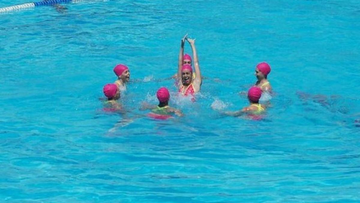 Un entrenamiento del grupo en la piscina del CN Kallípolis.