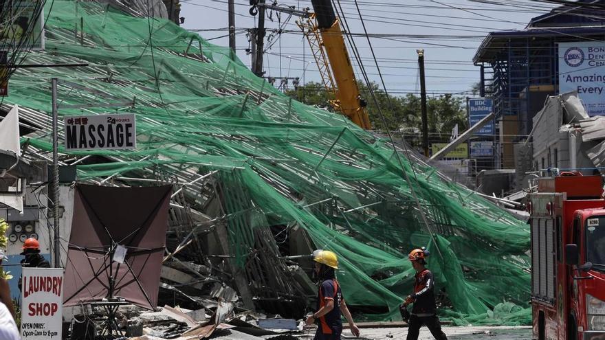 El derrumbe de un edificio en construcción deja al menos 30 desaparecidos en Filipinas