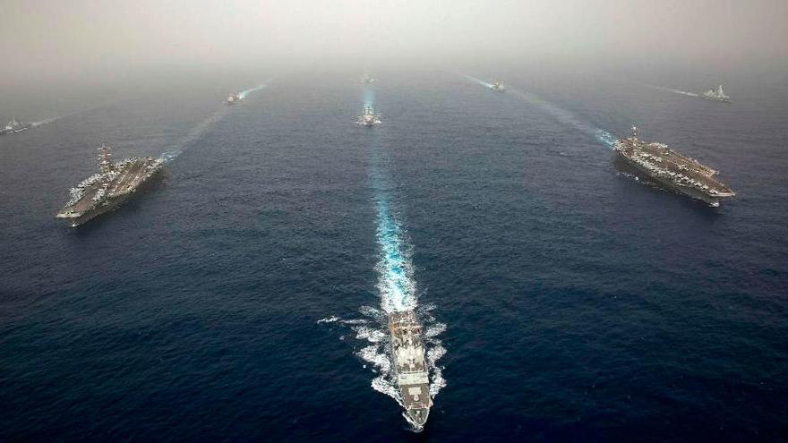 Una fragata con base en Ferrol escolta al portaaviones Abraham Lincoln. // US Navy