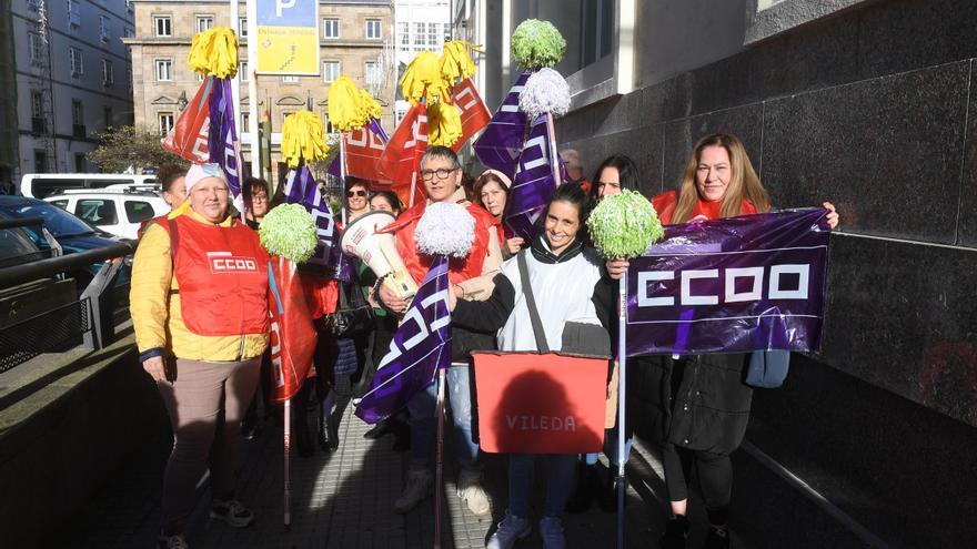 Las limpiadoras de Correos de A Coruña exigen cobrar: “Tenemos compañeras que piden comida en servicios sociales”