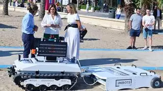 València incorpora un robot experimental para recoger colillas y plásticos de la playa