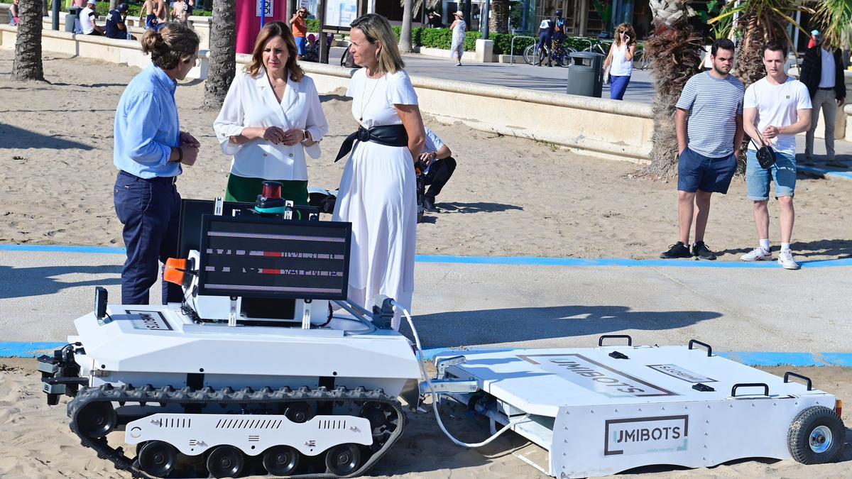 El robot que elimina colillas y plásticos de las playas de València