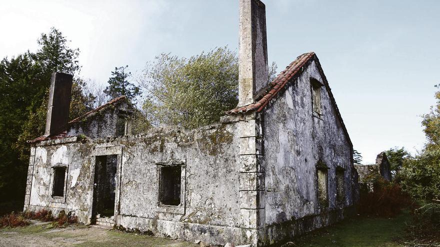 La ruinosa casa forestal de Oia, construida en 1910. // Marta G. Brea