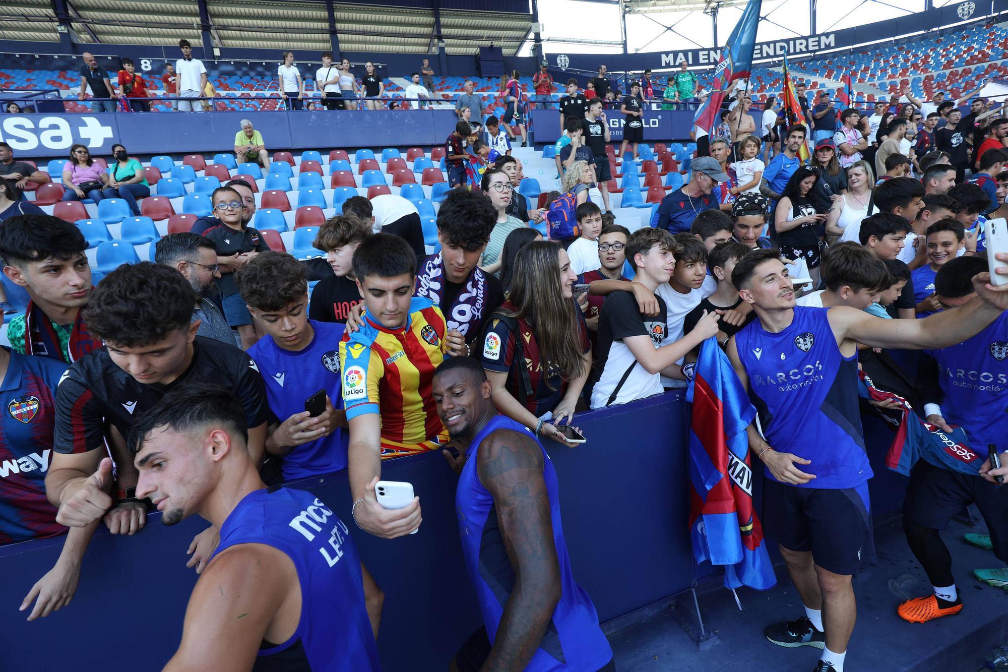 Ambiente de Primera en el entrenamiento a puertas abiertas