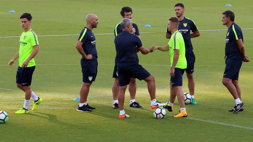 Míchel González, técnico blanquiazul y el grueso de su cuerpo técnico, saludan a Javi Ontiveros en su vuelta al tajo.