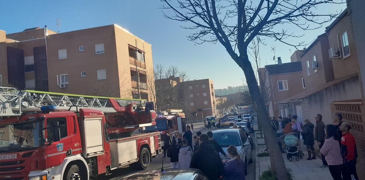 Los vecinos han acudido alertados por el humo a la zona del suceso.