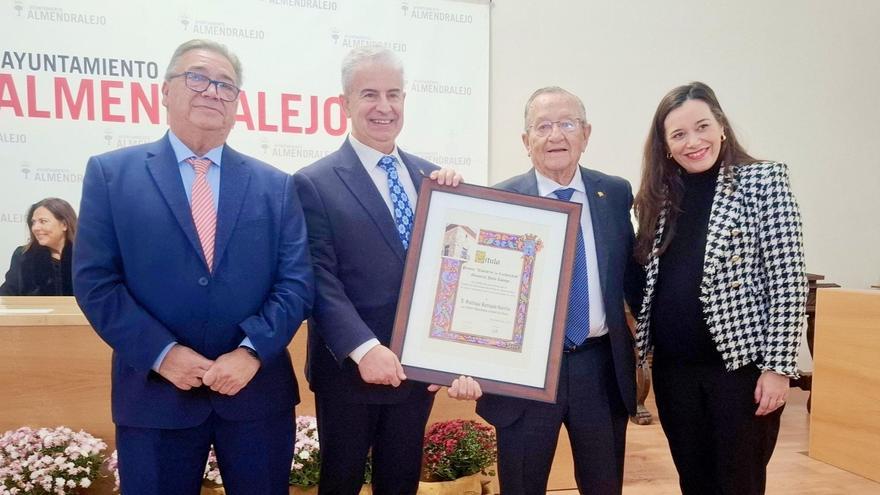 Santiago Barragán al recibir el premio Ciudad de la Cordialidad.