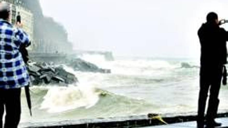 Un temporal de olas y vientos de hasta 140 kms azota a España