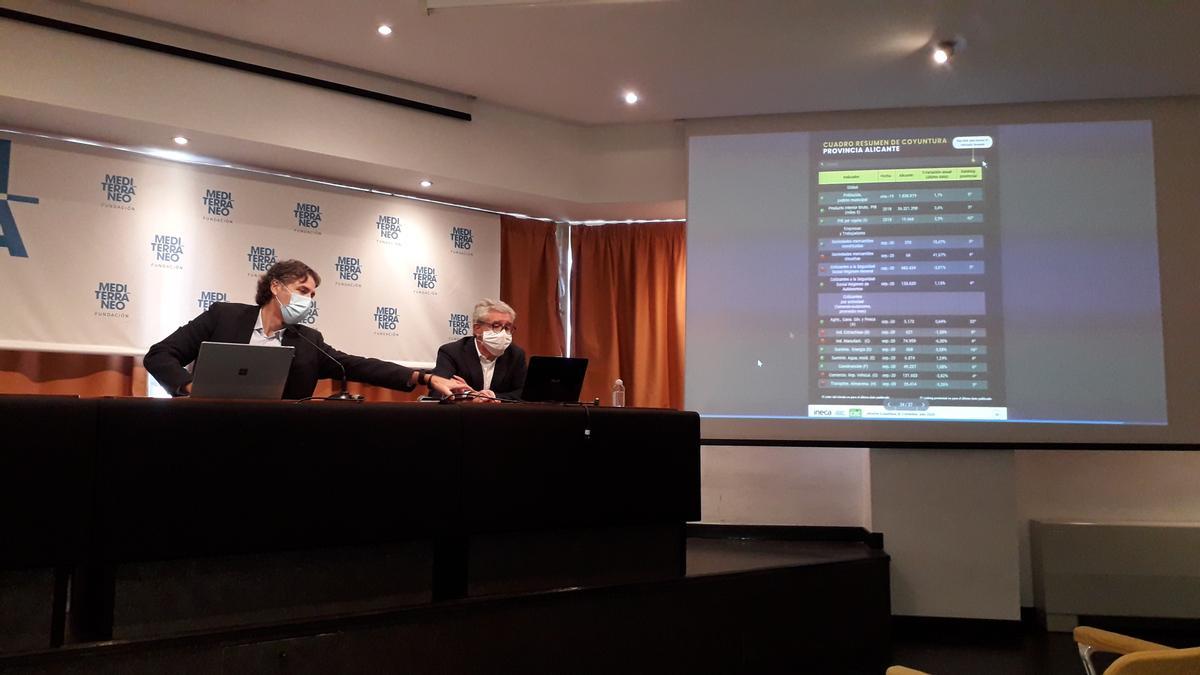 Rafael Ballester y Francisco Llopis presentando el informe