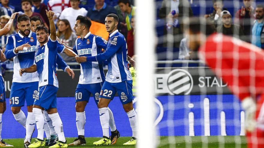 Los jugadores del Espanyol celebran el gol de Piatti.