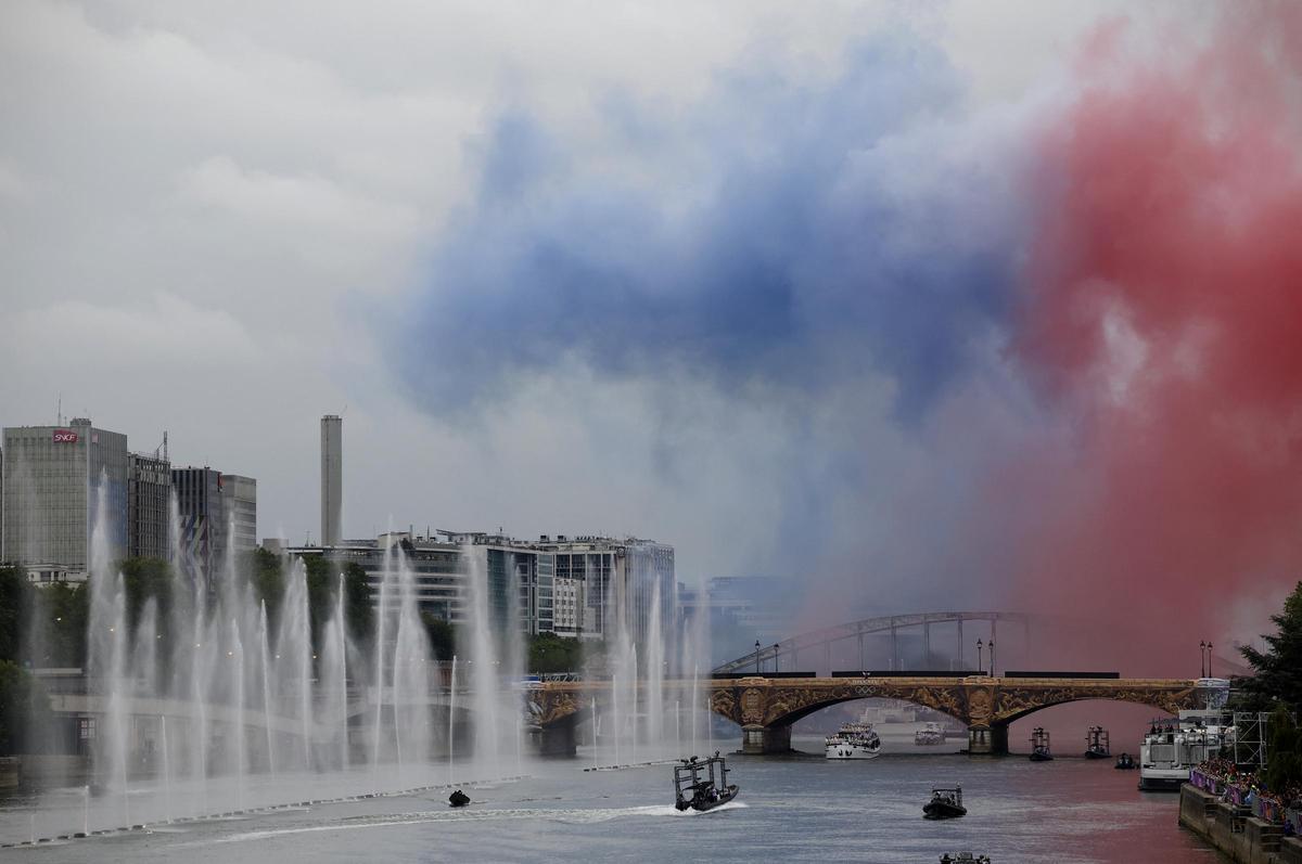 Los tres colores de la bandera de Francia sobre el Puente de Austerlitz durante la ceremonia de apertura.
