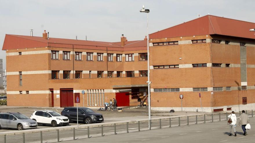 tres accesos separados y paneles solares