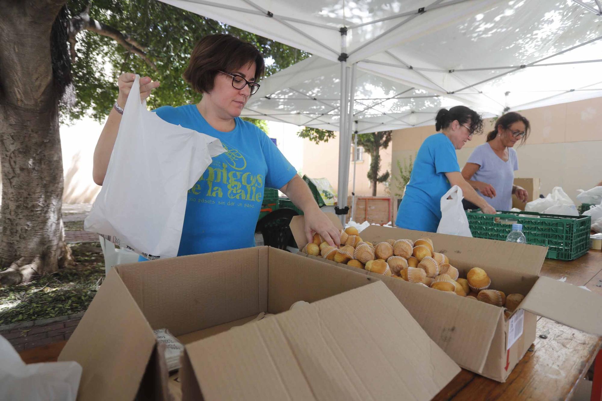 Amigos de la calle reparte comida en ocho rutas ante el incesante calor.