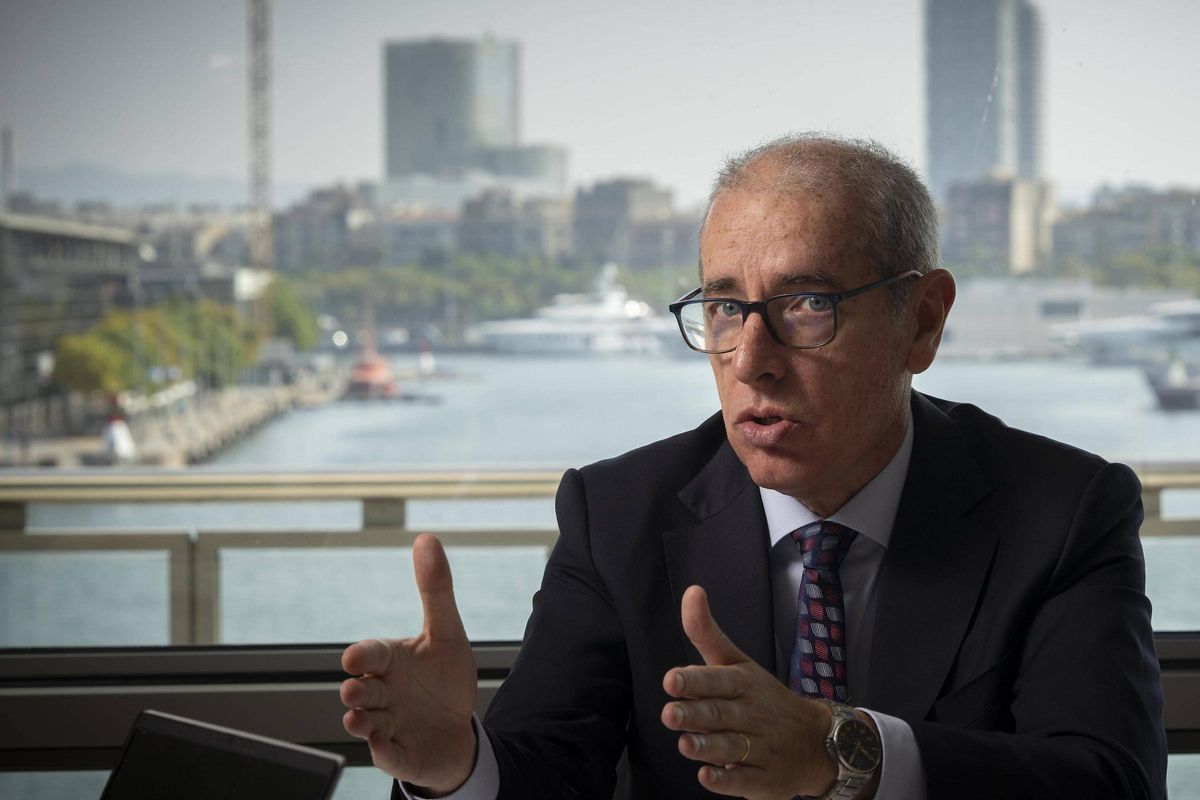 El presidente del Port de Barcelona, José Alberto Carbonell, durante la entrevista con EL PERIÓDICO.