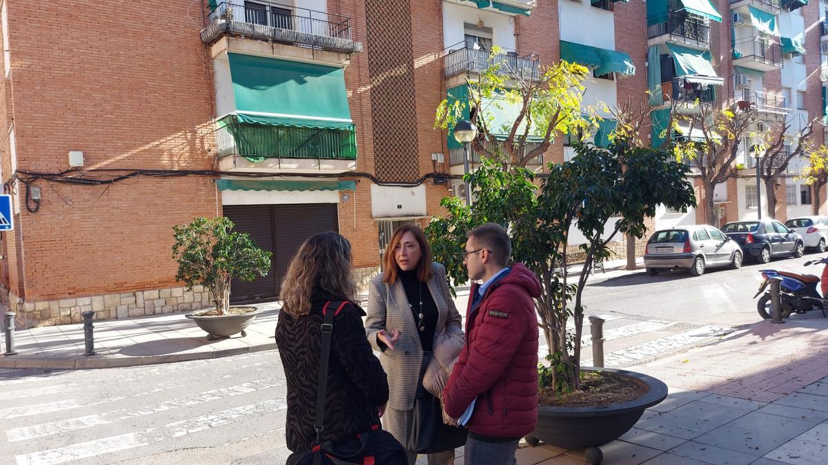 El concejal y las técnicas en la calle Navarregui donde se va a rehabilitar el entorno.