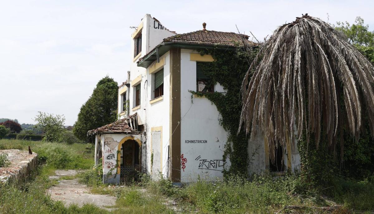Terrenos de la antigua Champanera de Villaviciosa. | ÁNGEL GONZÁLEZ