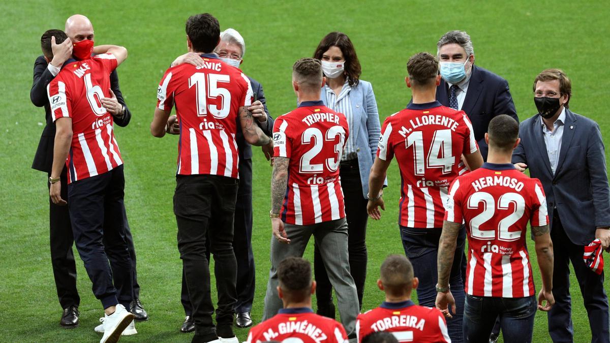 LALIGA SANTANDER | El Atlético de Madrid recibe la copa de campeón