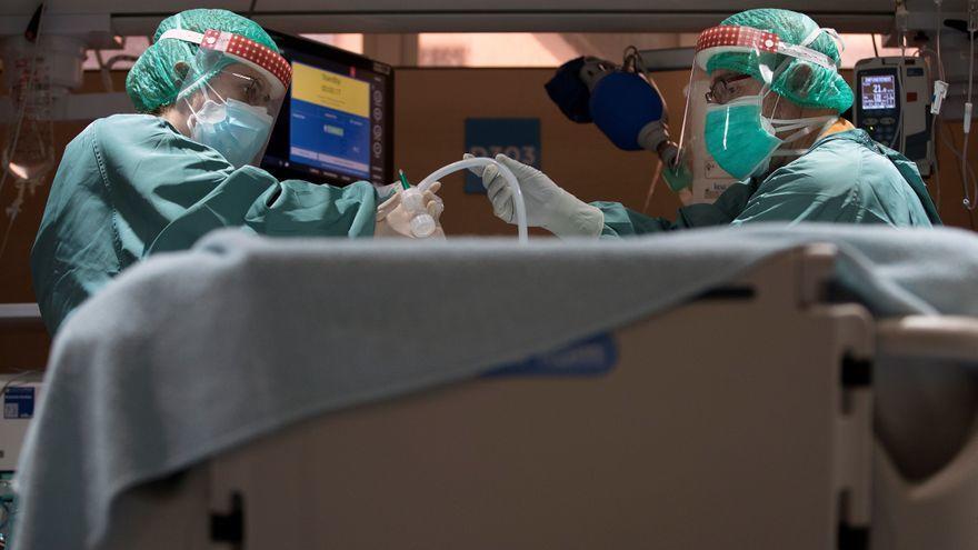 Dos profesionales sanitarios trabajan en la UCI del Hospital Vall d&#039;Hebron de Barcelona.