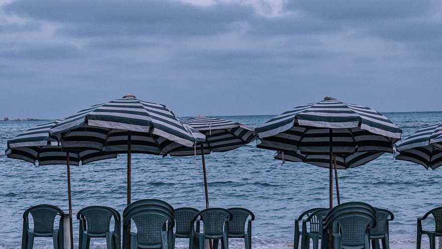 Sombrillas en la playa.