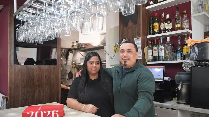 El bar de A Coruña que sobrevive 70 años después: "Mantengo la misma carta con papel grapado"