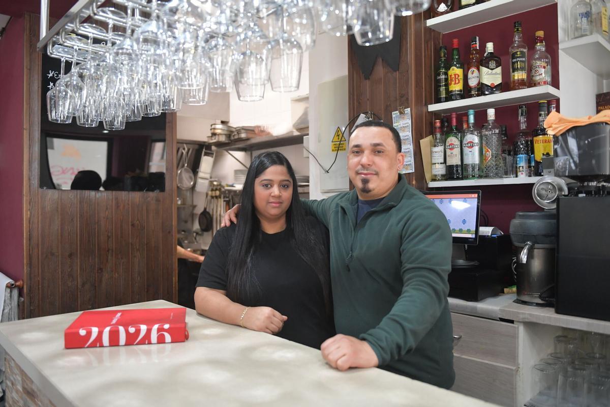 Los nuevos propietarios del bar Puerta del Sol, Merlín De la Rosa Dipiton y Joel Mejía, posan en la barra.