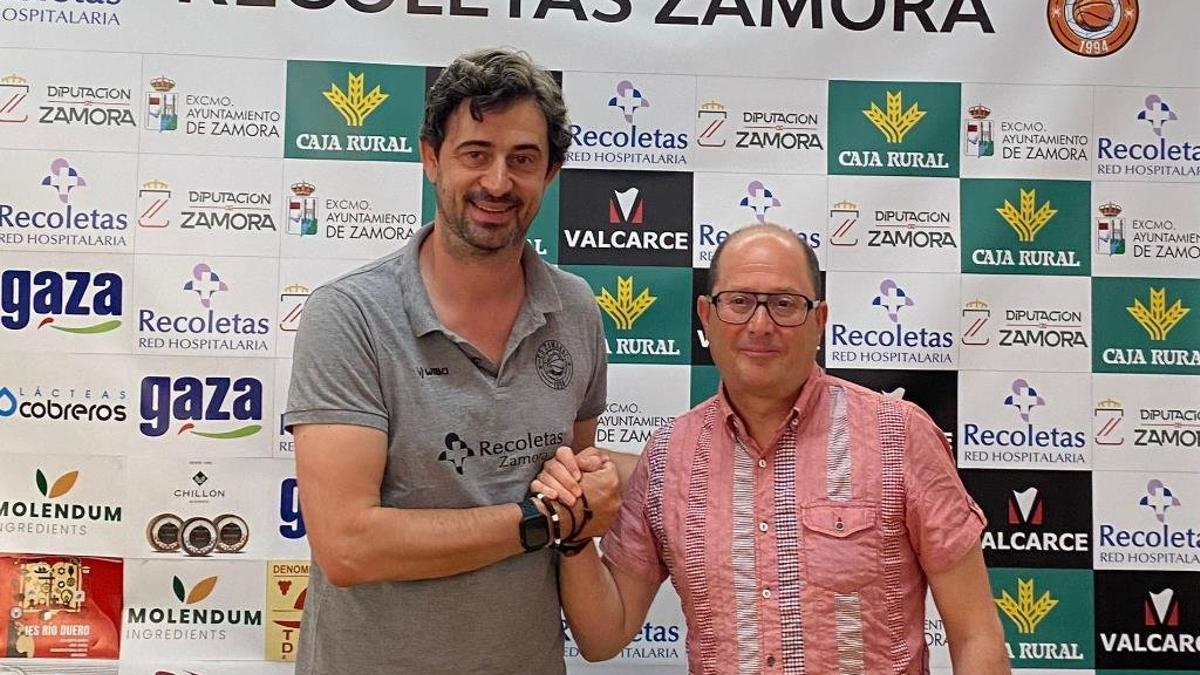 Ricardo Vasconcelos junto al presidente del Recoletas, Carlos Baz