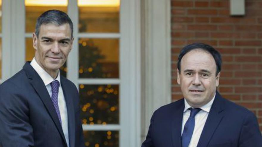 Sánchez saluda Pérez Llorca. | CHEMA MOYA / EFE