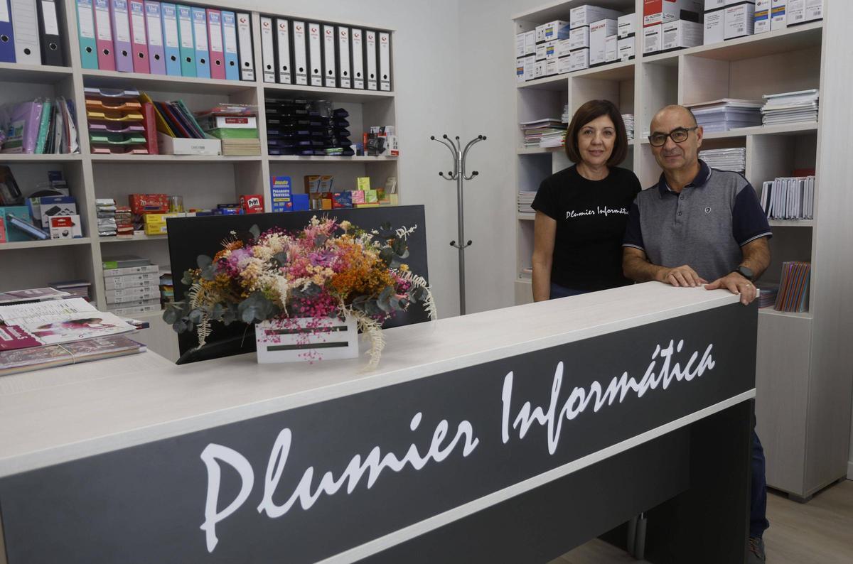 Lorenzo y Floren, este mes de octubre, tras completar la reconstrucción de su tienda.