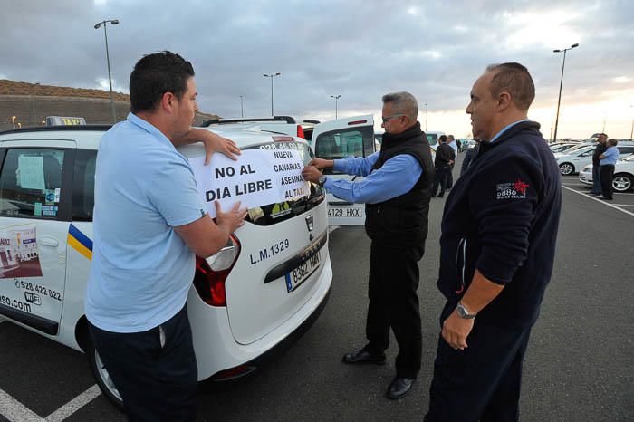 Protesta de taxistas contra el día libre