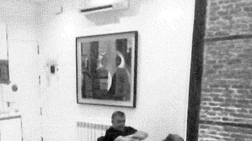 Cerdán (al fons) i l’exdirectiu d’Acciona Justo Vicente Pelegrini, en una foto trobada per l’UCO al telèfon d’Anxon Alonso. | UCO / EFE