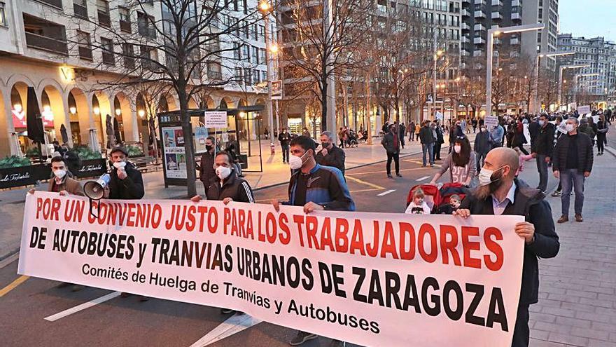Manifestación conjunta, el pasado marzo, de las plantillas del bus y el tranvía.  | ÁNGEL DE CASTRO 