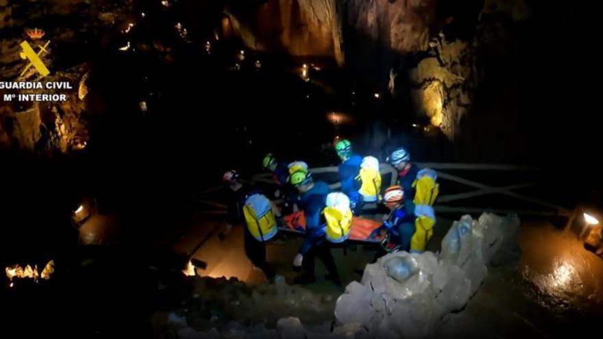 Rescate de dos espeleólogos en la cueva de Valporquero, en León