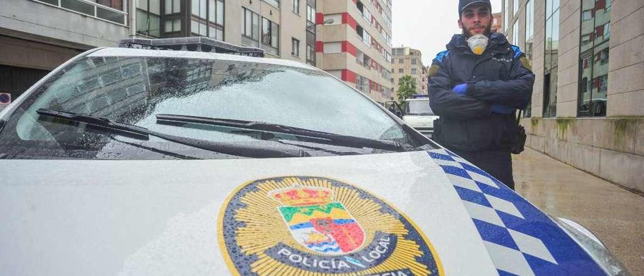 Rubén Cerqueiras en la mañana de ayer durante su turno de trabajo como policía local en Vilagarcía. // I. Abella