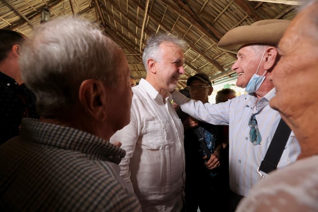 Ángel Víctor Torres visita Cuba
