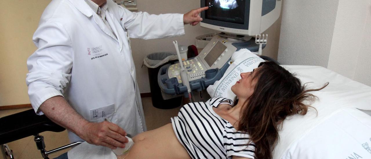 Una ecografía a una embarazada en una imagen de archivo.