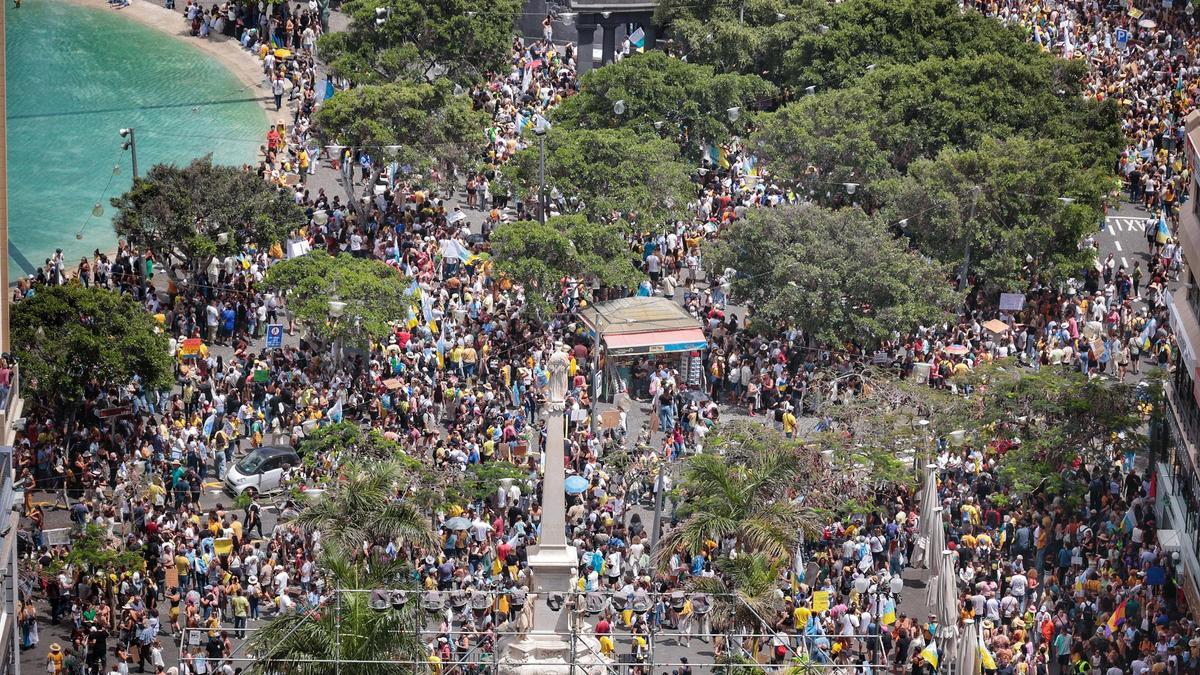 Imagen de la manifestación del 20A entre las plazas de la Candelaria, de España y del Cabildo.