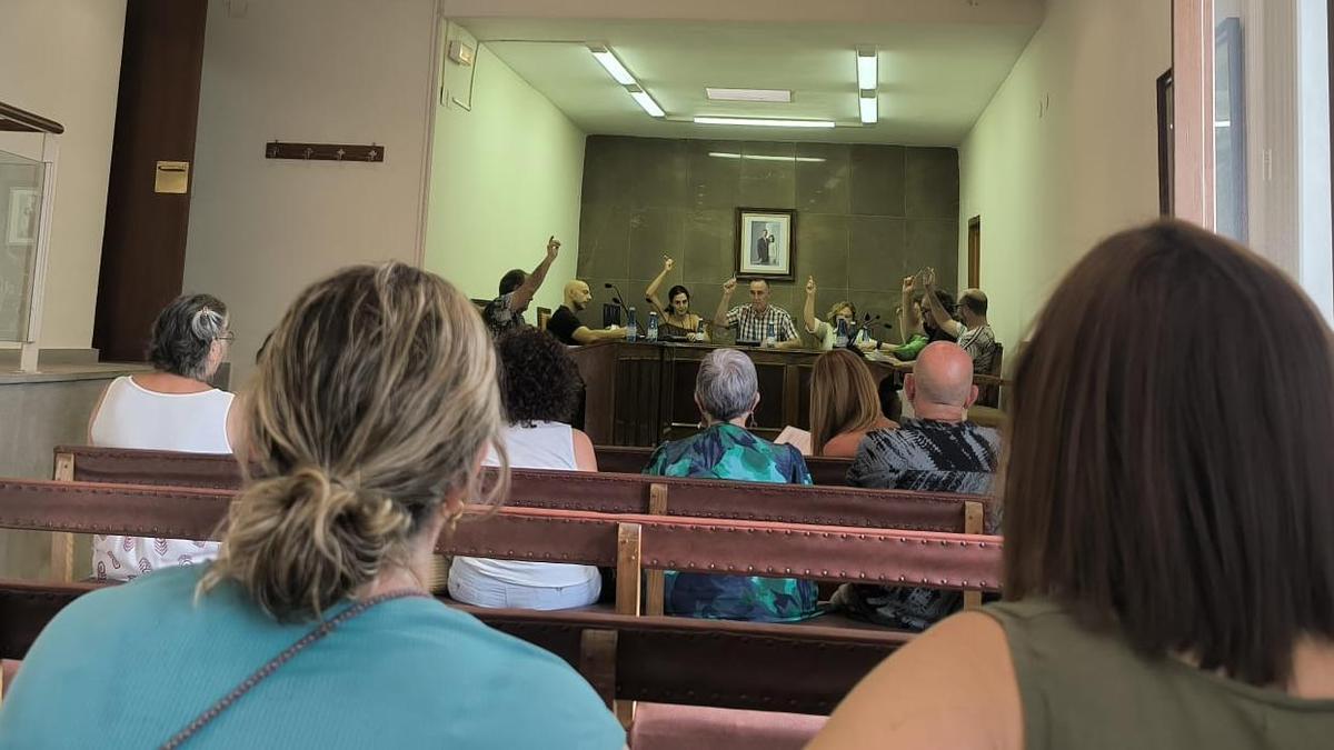 Momento en el que el pleno de Vilafamés aprobó las bases de regulación de la urbanización de la Foya.