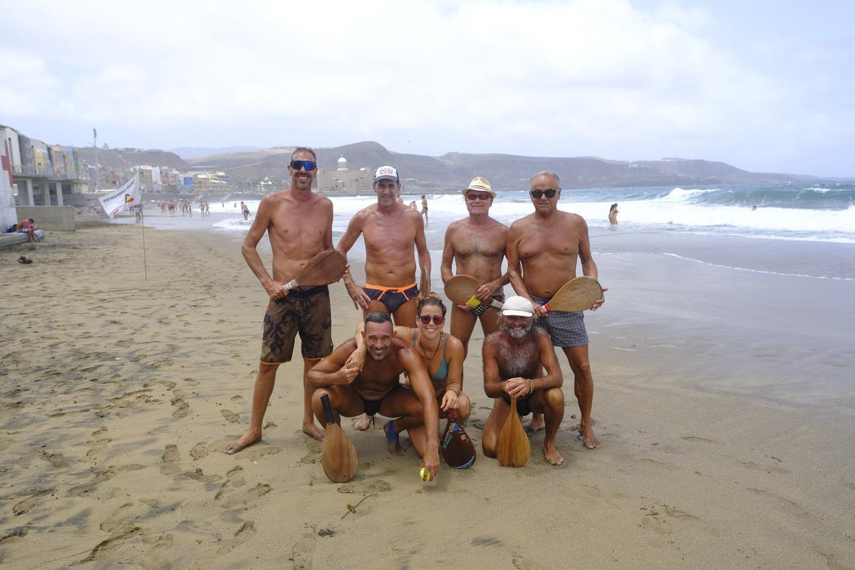Jugadores de palas playa pertenecientes a la Asociacion de Raqueteros Tiki Taka