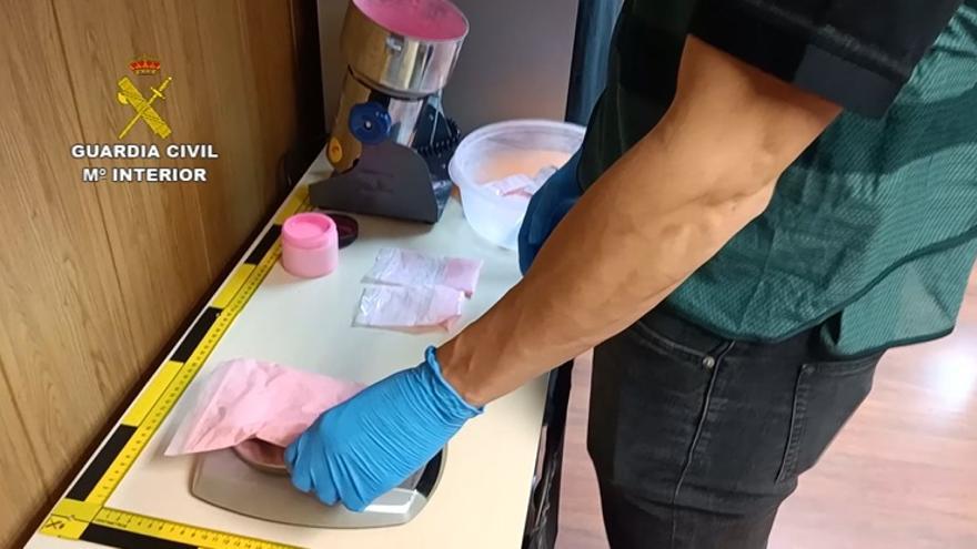 La Guardia Civil halla en Madrid un laboratorio de cocaína rosa al investigar el robo de un reloj de 350.000 euros