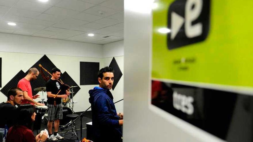 Músicos ensayando en los locales de ensayo del Coliseum.