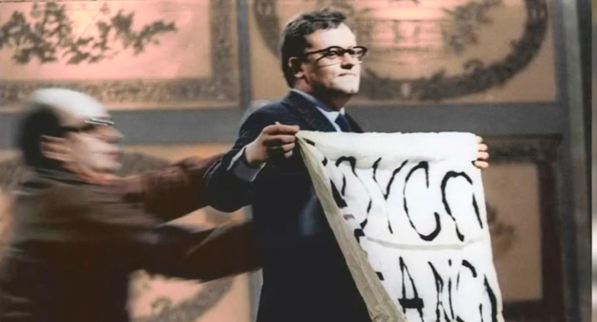 Momento en el que un espontáneo asalta el escenario de Eurovisión y saca un pancarta contra Franco.