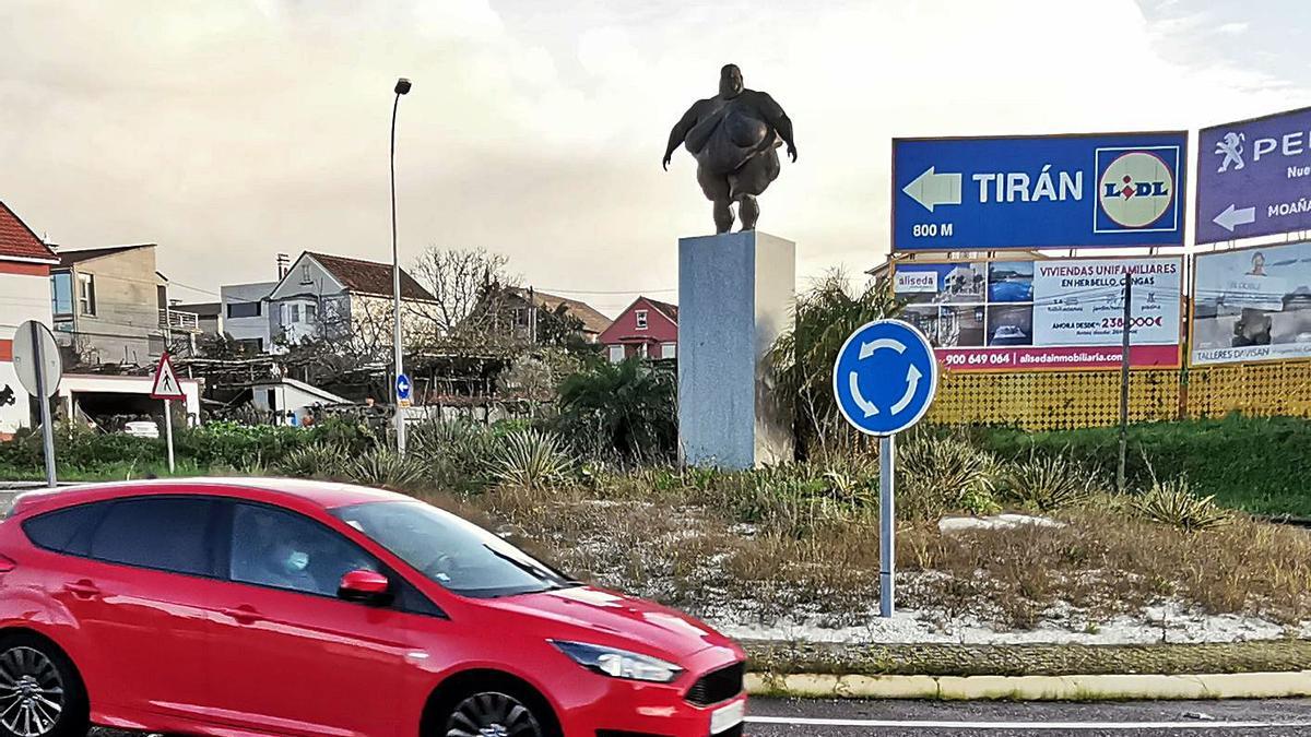 A rotonda da  PO-551 e no centro, no pedestal, a escultura do Gordo na entrada de Cangas