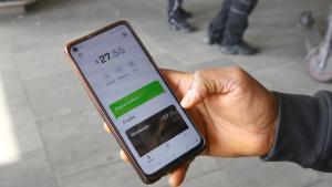 Un hombre consulta sus datos en una wallet de criptomonedas en Barcelona.