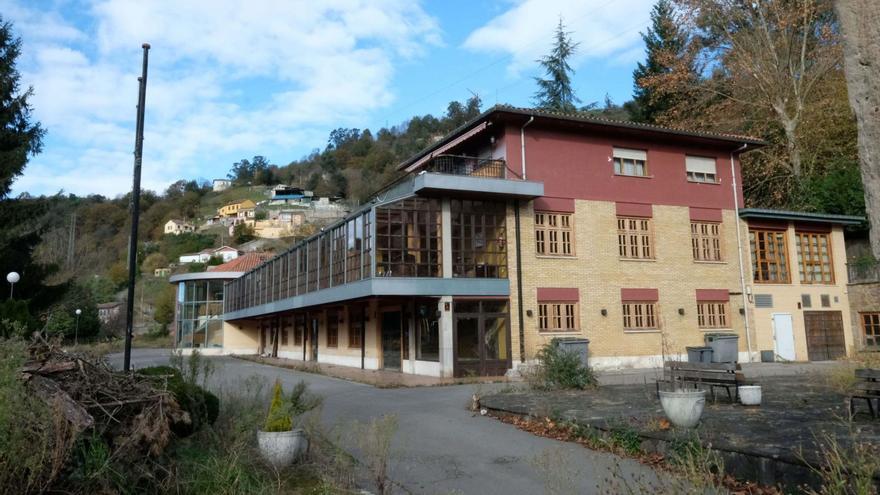 El complejo hostelero El Urogallo, en El Entrego, que también se encuentra a la venta. | LNE