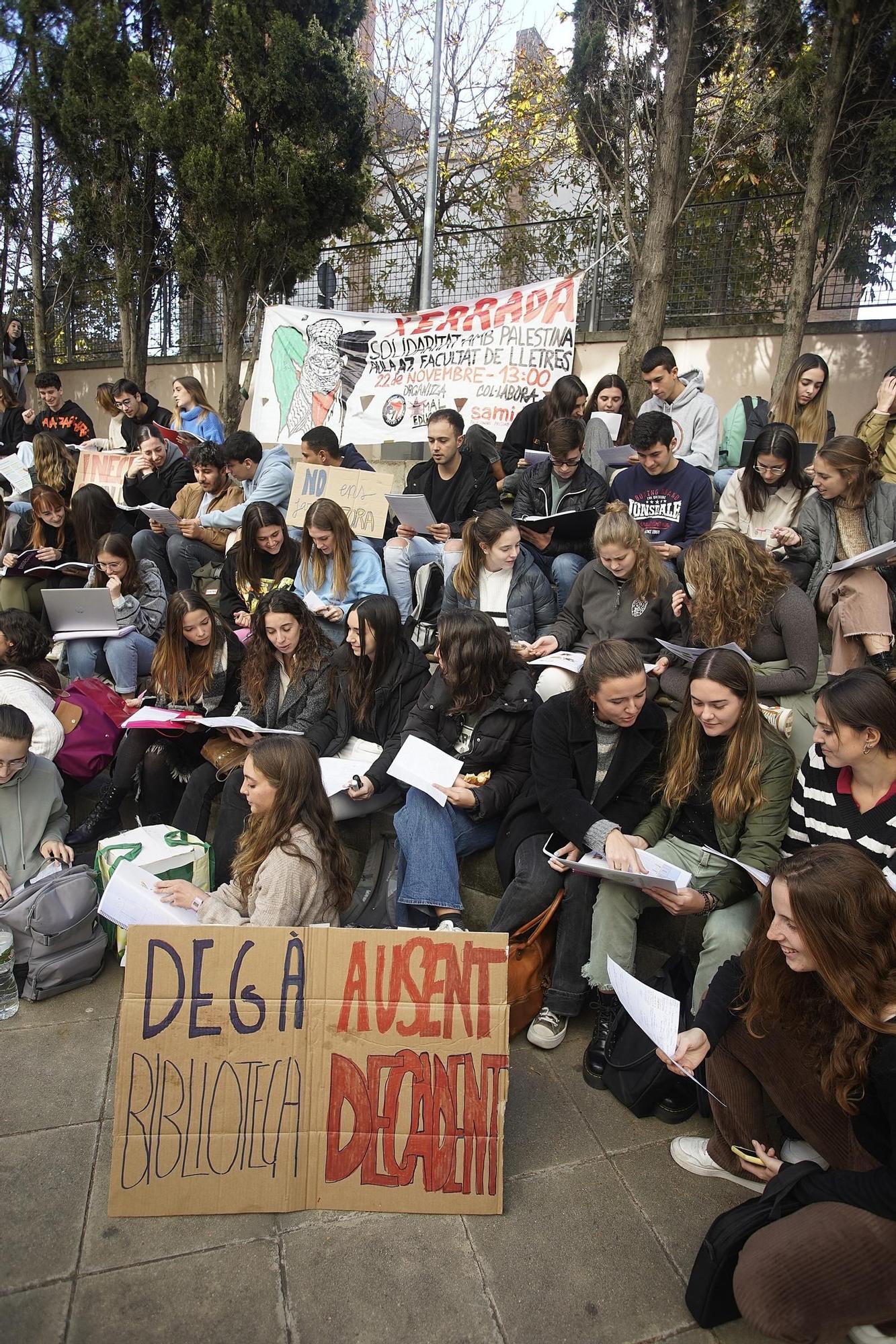 Els estudiants de la facultat d'Infermeria i Medicina protesten per la nova bilbioteca