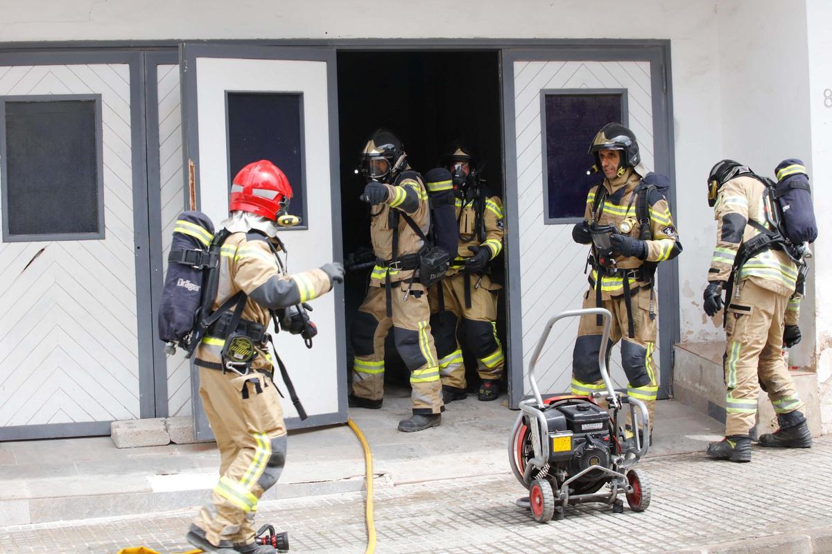 Galería de imágenes del incendio en los bajos del antiguo cine Cartago de Ibiza