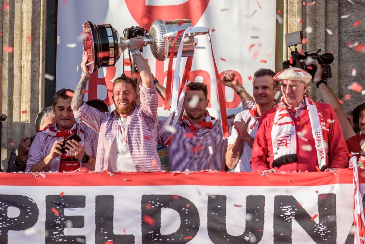 La gabarra El Athletic celebra la Copa del Rey con una afición volcada con la gabarra.su recorrido rodeado de una impresionante marea rojiblanca La gabarra El Athletic celebra la Copa del Rey con una afición volcada con la gabarra.su recorrido rodeado de una impresionante marea rojiblanca