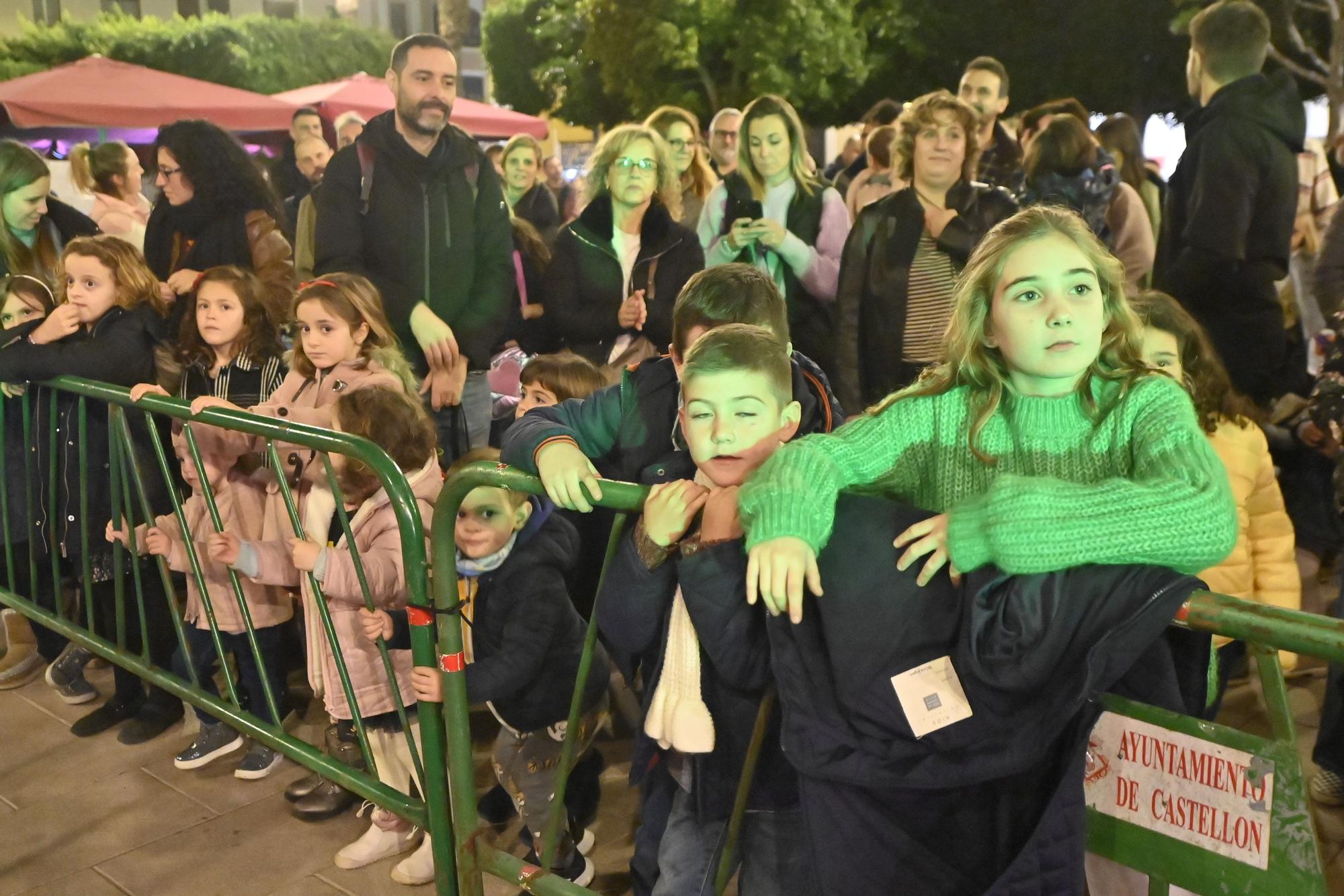 Los peques de Castelló entregan al Cartero Real las misivas con sus deseos. Encuentra tu foto.