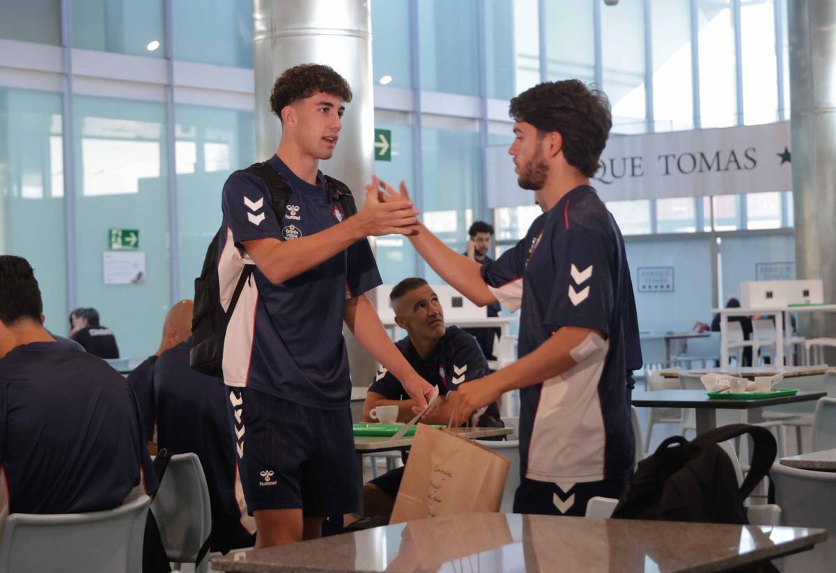 La expedición del Celta ha partido este miércoles desde el aeropuerto de Vigo para cerrar su preparación con dos amistosos contra el Sassuolo y en Nápoles La expedición del Celta ha partido este miércoles desde el aeropuerto de Vigo para cerrar su preparación con dos amistosos contra el Sassuolo y en Nápoles